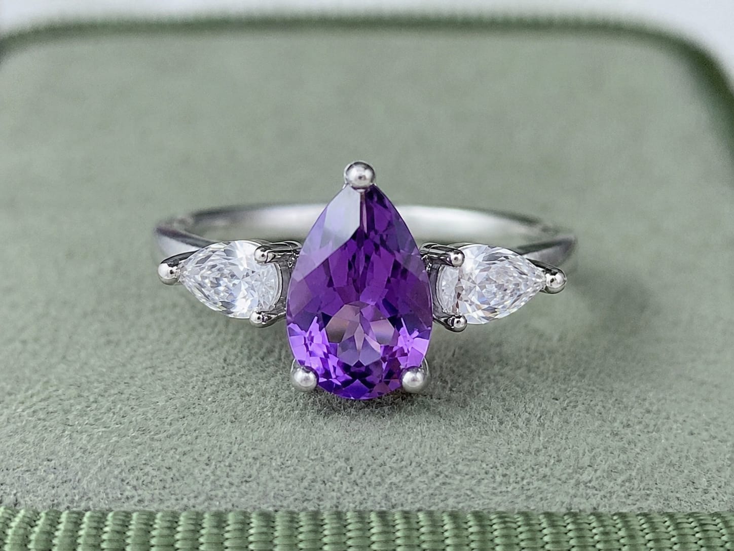 18K White Gold Natural Amethyst Ring.